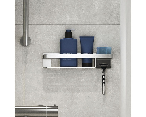 Kúpeľňová polica s pleťovou vodou, tubou, hubkou a holiacim strojčekom
