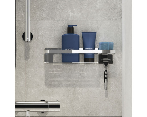 Kúpeľňa s poličkou do sprchy, kozmetickými výrobkami a holiacim strojčekom