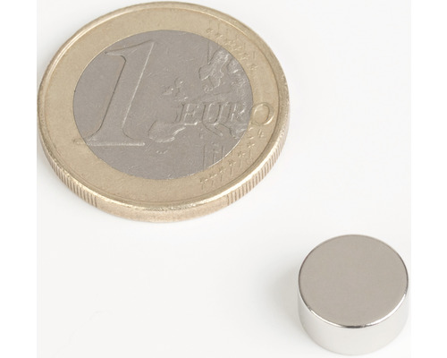 Neodymový magnet vedľa jednoeurovej mince