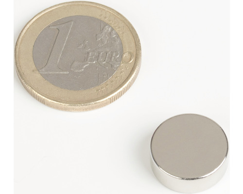 Kruhový neodýmový magnet vedľa euromince pre indikáciu veľkosti
