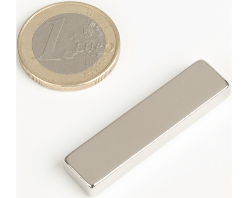 Magnet v tvare tyče vedľa euromince
