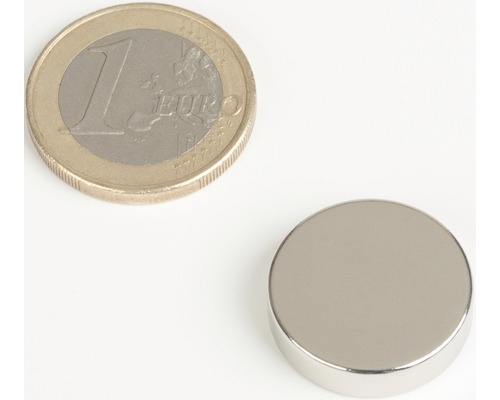 Okrúhly magnet vedľa jednoeurovej mince pre porovnanie veľkosti