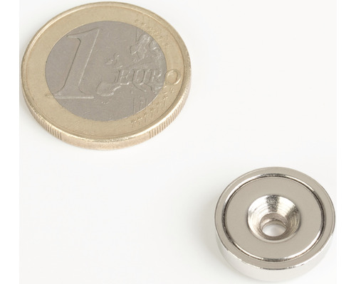 Kotúčový magnet so zápustným otvorom vedľa euromince