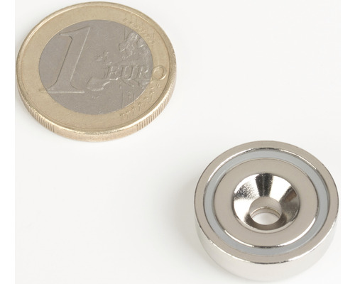 Okrúhly hrncový magnet so zápustným otvorom v porovnaní s jednou euro mincou