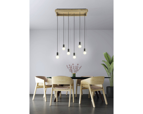 Jedáleň s jedálenským stolom, stoličkami a závesnou lampou so siedmimi žiarovkami