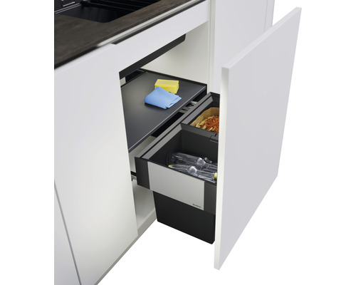 Kuchynská skrinka so systémom triedenia odpadu, čistiacimi prostriedkami a odpadom