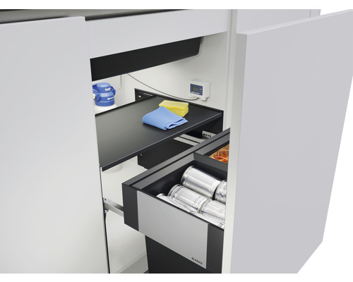 Výsuvná skrinka so systémom triedenia odpadu a čistiacimi prostriedkami vnútri