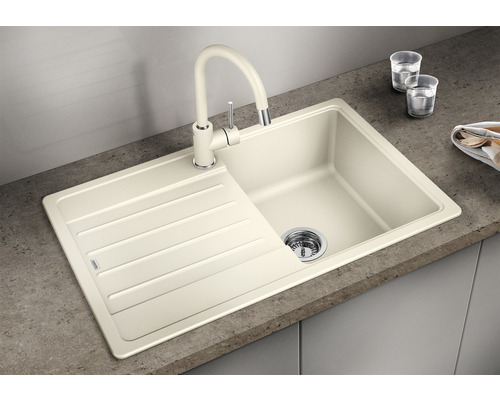 Béžový kuchynský drez s odkvapkávacou plochou a zodpovedajúcou batériou