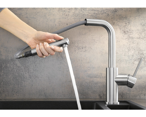 Kuchynská batéria s výsuvnou sprchou v prevádzke