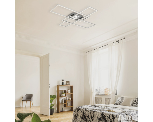 Stropné svietidlo v spálni s posteľou a policou