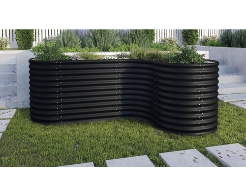 Čierny kovový vyvýšený záhon v záhrade