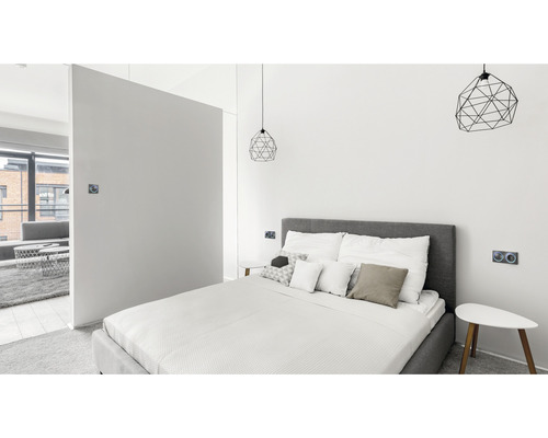 Svetlá spálňa s posteľou, nočnými stolíkmi a geometrickými lampami