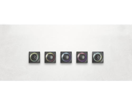 Päť spínačov a zásuviek s farebným osvetlením vedľa seba na stene