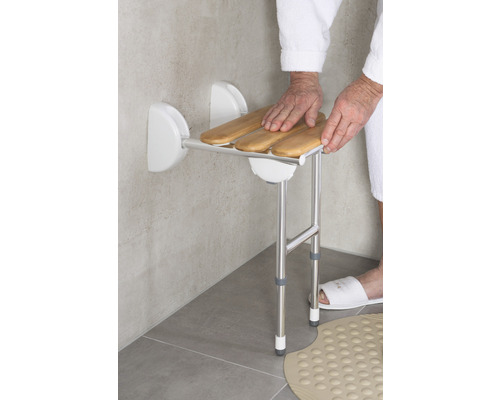 Nástenná sprchová sedačka s bambusovými lamelami a nastaviteľnými nohami do kúpeľne.