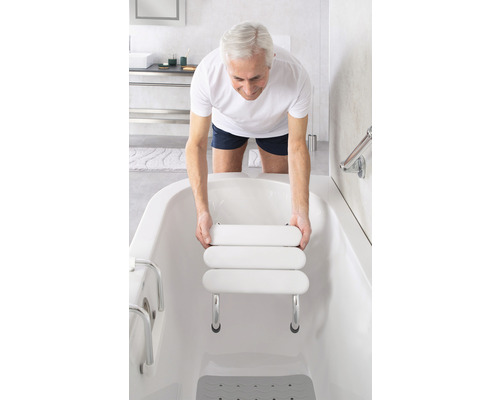 Muž vkladá sedadlo do vane pre väčšie pohodlie a bezpečnosť