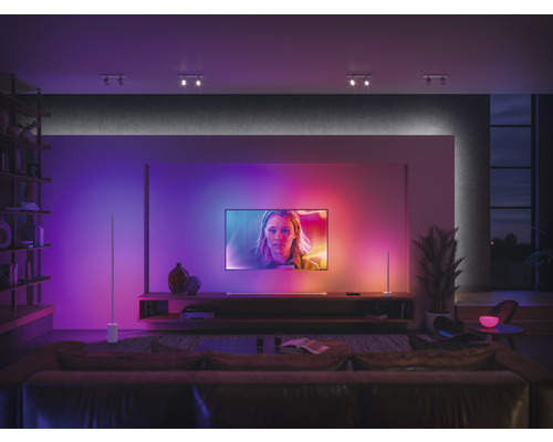 Obývacia izba s televízorom a dvoma svetelnými lištami