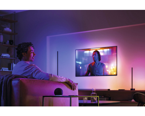 Obývacia izba s televízorom a farebným osvetlením