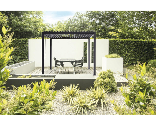 Pergola s jedálenským stolom a stoličkami v záhrade