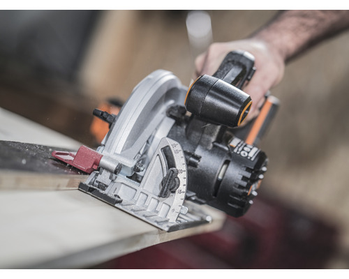 Ručná kotúčová píla používaná pri rezaní dreva