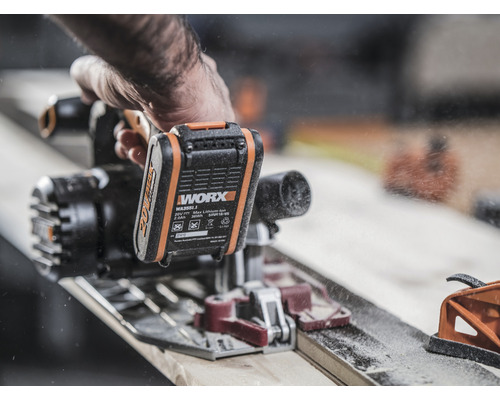 Akumulátorová okružná píla pri pílení drevenej dosky