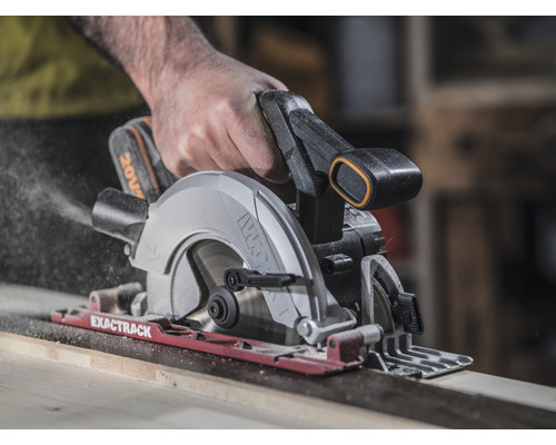 Akumulátorová okružná píla pri rezaní dreva