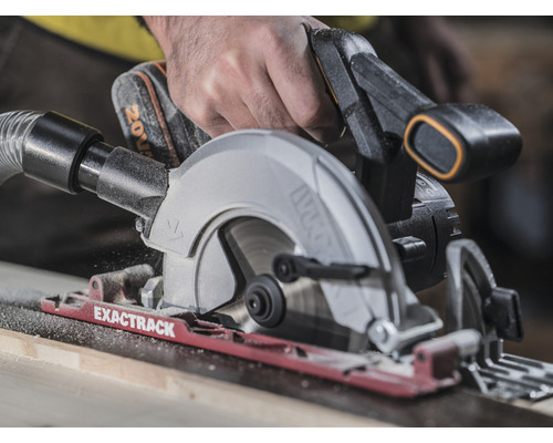 Akumulátorová kotúčová píla s odsávaním prachu používaná pri rezaní dreva