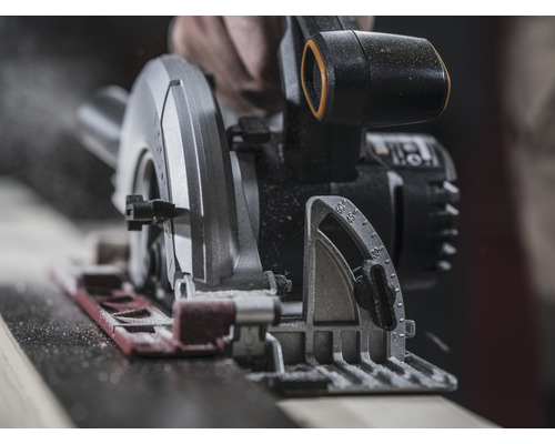 Ručná kotúčová píla pri rezaní dreva