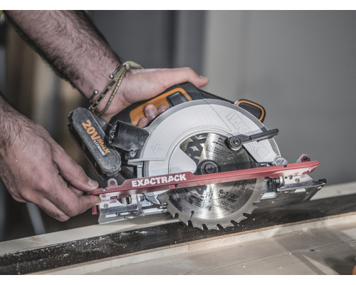 Ručná kotúčová píla v akcii pri rezaní dreva.