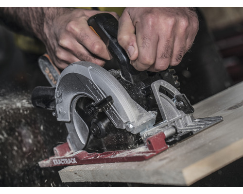 Na rezanie dreva sa používa ručná okružná píla.