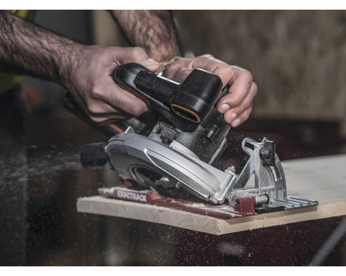 Ručná kotúčová píla reže drevenú dosku.