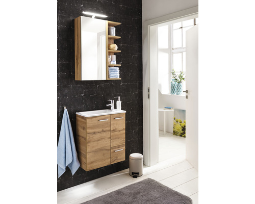 Moderná kúpeľňa s umývadlom, zrkadlovou skrinkou a policami