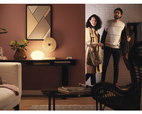 Chodba so stolnou lampou, dekoráciou a párom