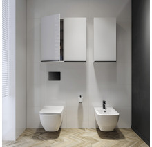 Kúpeľňa so závesným WC, bidetom a tromi závesnými skrinkami na kúpeľňové potreby