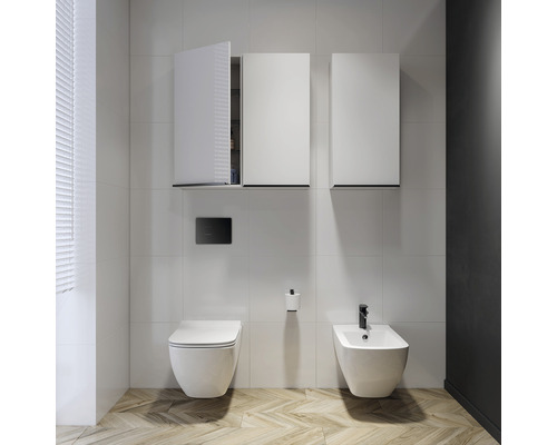 Kúpeľňa so závesným WC, bidetom a tromi závesnými skrinkami na kúpeľňové potreby