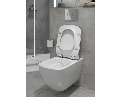 Závesné WC s otvoreným záchodovým sedadlom v kúpeľni