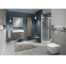 Moderná kúpeľňa s umývadlom, zrkadlovou skrinkou, závesnou skrinkou, toaletou a sprchou