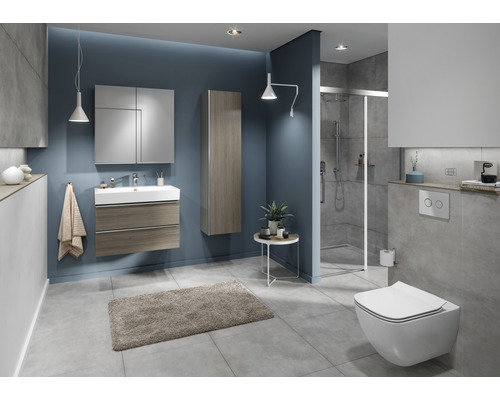 Moderná kúpeľňa s umývadlom, zrkadlovou skrinkou, závesnou skrinkou, toaletou a sprchou