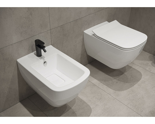 Závesný bidet a toaleta v kúpeľni