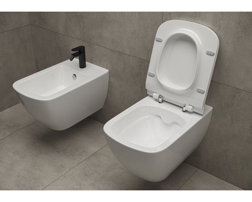 Biele závesné WC a bidet s čiernou vodovodnou batériou