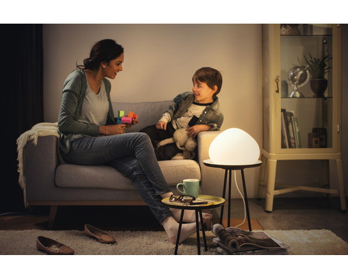 Obývacia izba s pohovkou, odkladacím stolíkom a stolnou lampou pre útulnú atmosféru