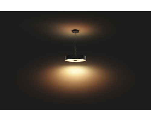 Okrúhle závesné svietidlo v zapnutom stave