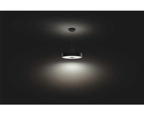 Čierne LED závesné svietidlo s kruhovým dizajnom.