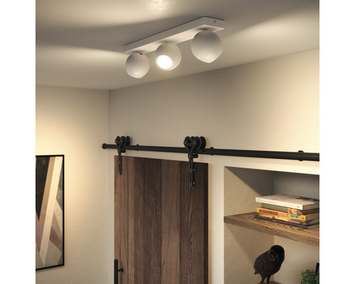 Stropné svietidlo s tromi bodovými svetlami v obývacej izbe