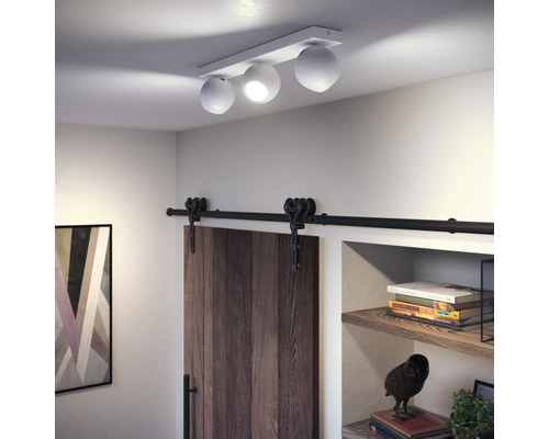 Stropné svietidlo s tromi svietidlami v miestnosti.