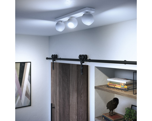 Stropné svietidlo s tromi bodovými svetlami v miestnosti