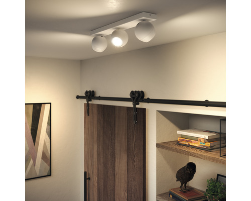 Stropné svietidlo s tromi guľovými lampami vo svetlej miestnosti s posuvnými dverami