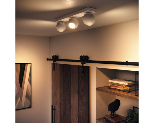 Stropné svietidlo s tromi spotmi vo svetlej miestnosti