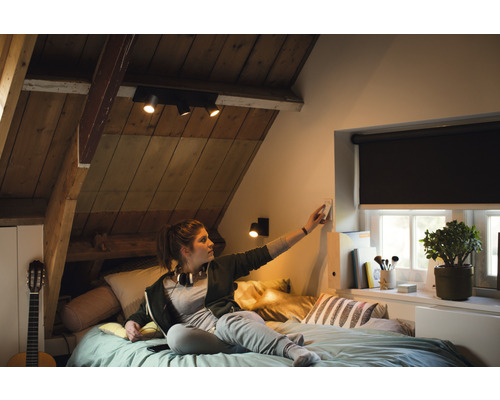 Mládežnícka izba v podkroví s dreveným stropom, osvetlením a roletami
