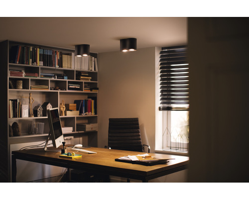 Kancelária so stolom, stoličkou, knižnicou a stropnými svietidlami