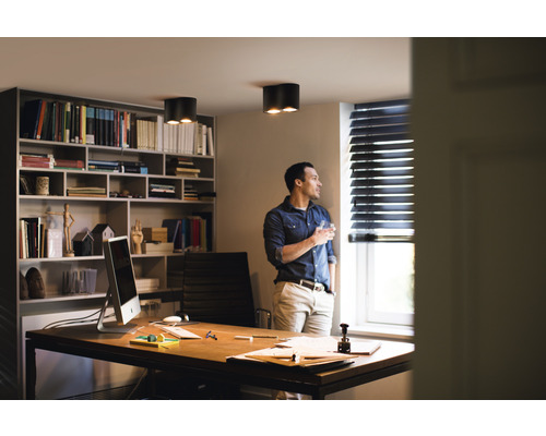 Svetlá pracovňa so stolom, regálom a stropnými svietidlami